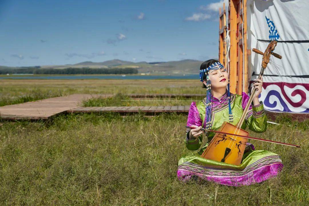 蒙娃向前冲今年夏天与爸妈一起去内蒙的草原沙漠放飞自己