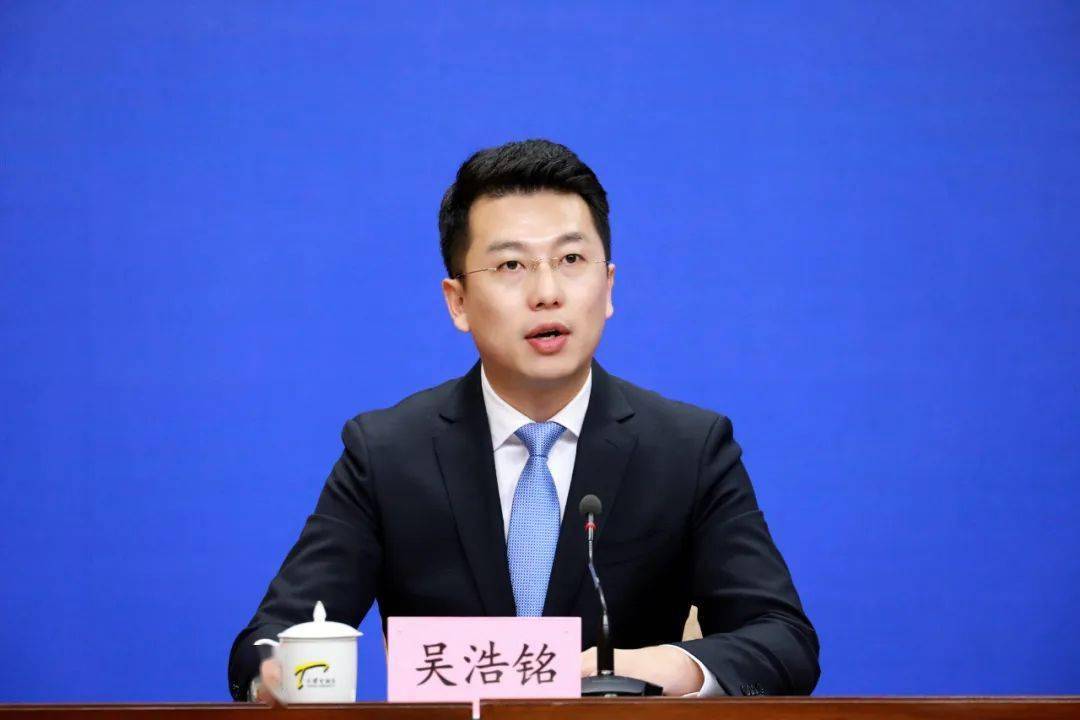 环境新闻发布会,邀请市政务服务办副主任张峻,市商务局总会计师刘志勇