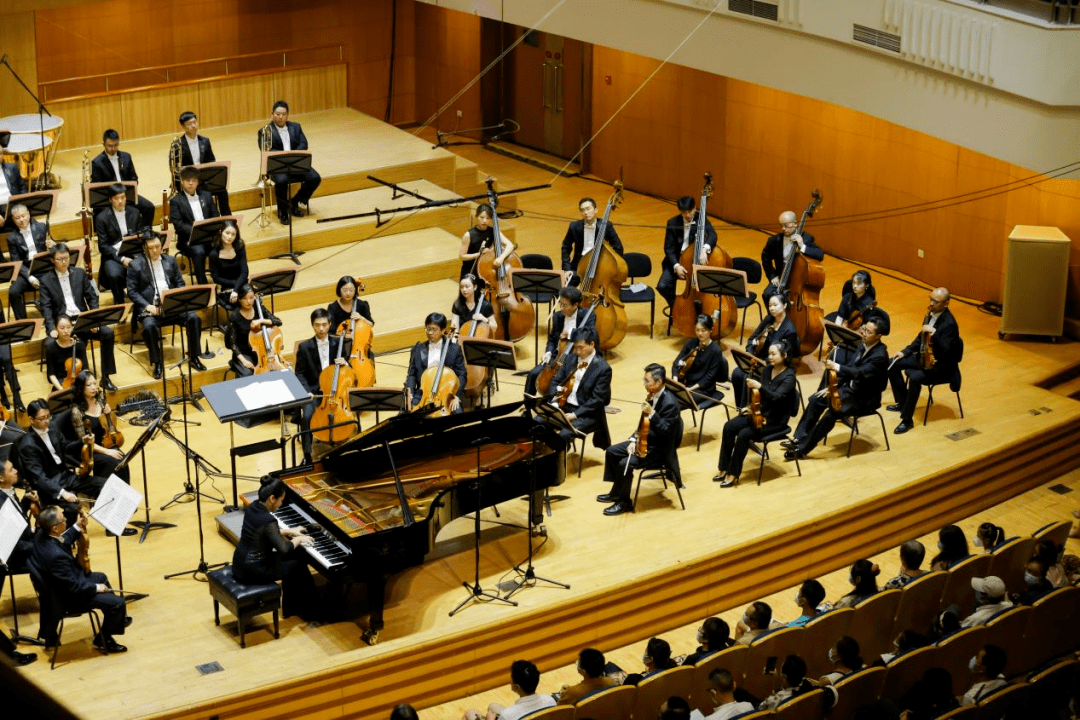 纵观整部作品的演绎,杨洋指挥下的乐队恰如其分地衬托出钢琴独奏的