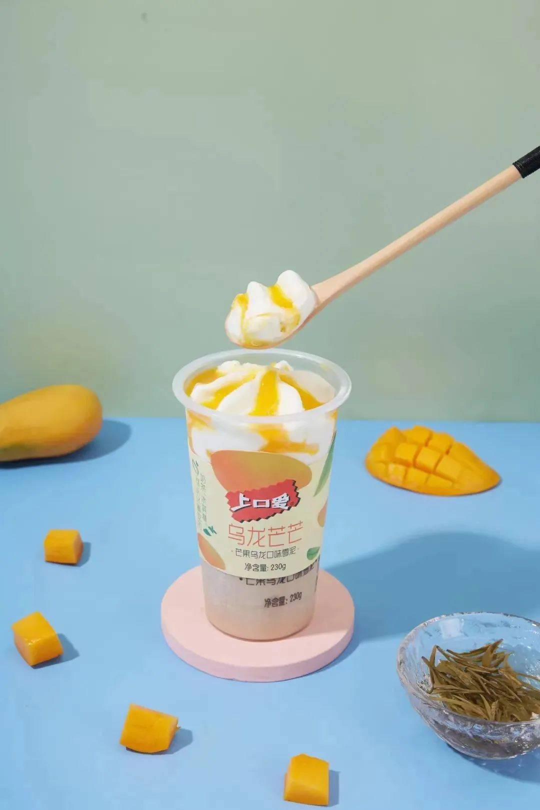 上口爱生椰甜筒松脆的蛋筒内加入了椰子粉的生椰乳味冰淇淋内混入了q