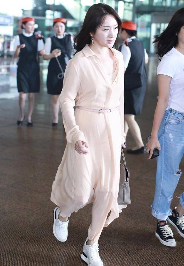 杨钰莹身材有点发福了穿波点薄纱裙显出真实状态气质挺温柔