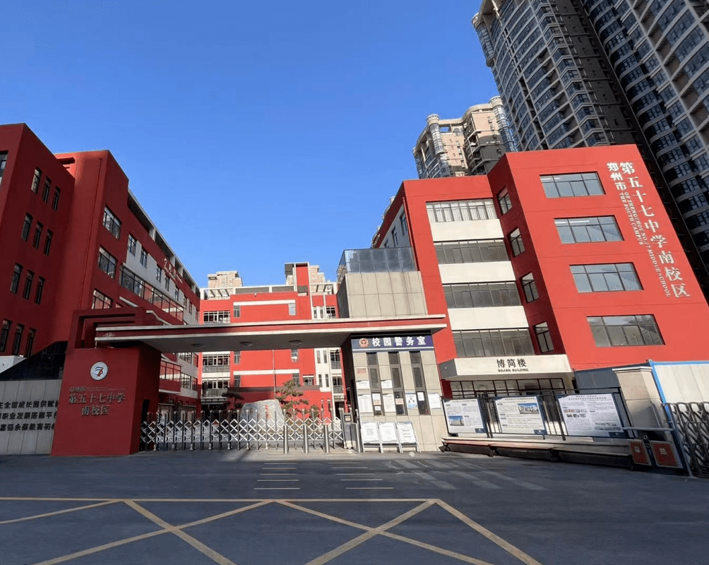 学校位置在郑州市二七区陇海中路36号(原102中学校址),占地面积约3063