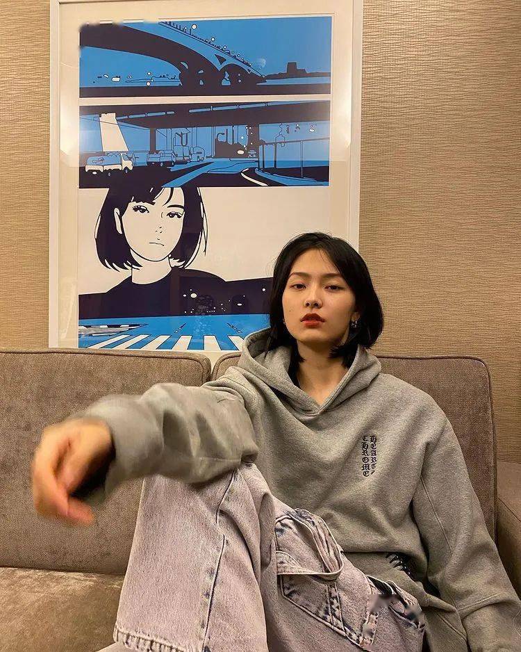 仔细观察了赵佳丽的穿搭就会发现,简洁的基本款最值得投资,白t恤,白