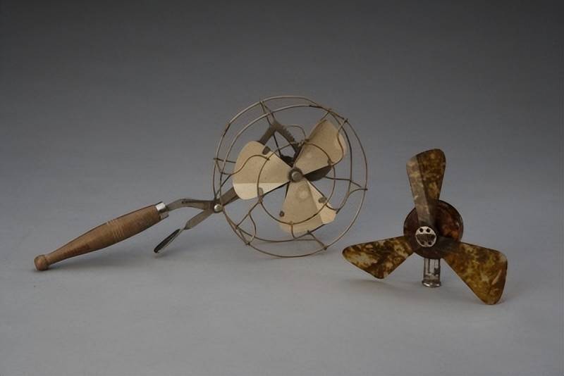 轴心上拴有绳索,仆人手摇轴心上的绳索,人工风扇即在一个轴上装上扇叶