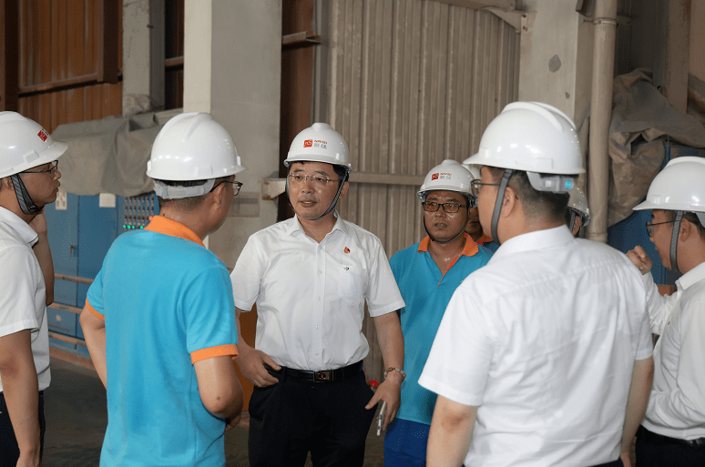 万文华赴镇江慰问派遣学习员工