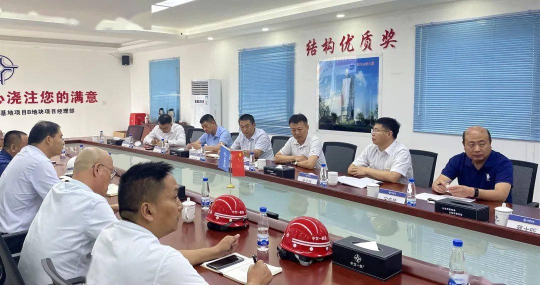 7月12日,在海南开展系列商务活动间隙,一航局领导王洪涛,武志华到中交