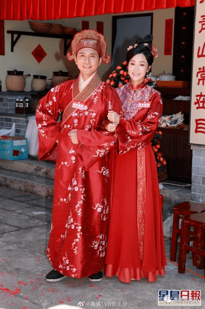 另外,江嘉敏表示与马贯东饰演一对才子佳人,两公婆在剧中是浪漫担当