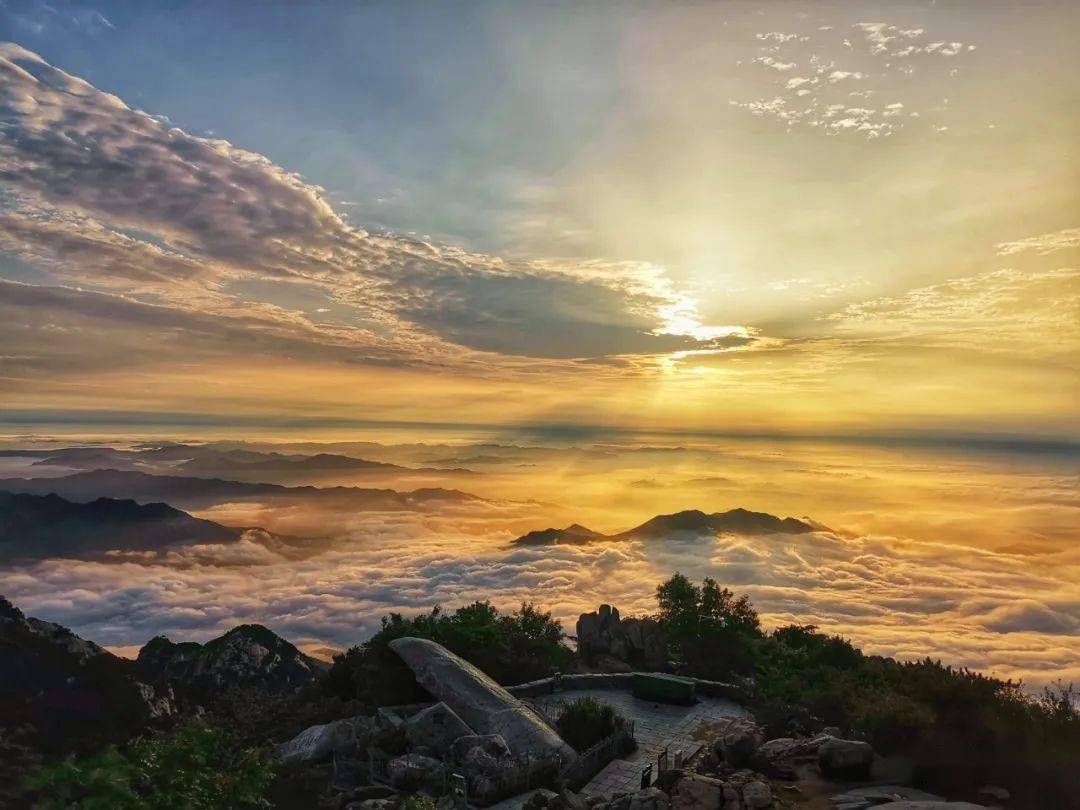 雨后泰山云雾缭绕似仙境