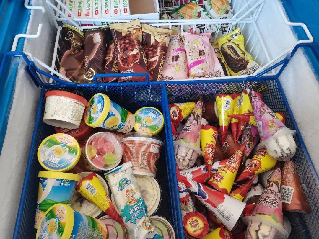 记者在步步高超市万达店和美宜佳便利店看到,雪糕按照品牌分类摆放
