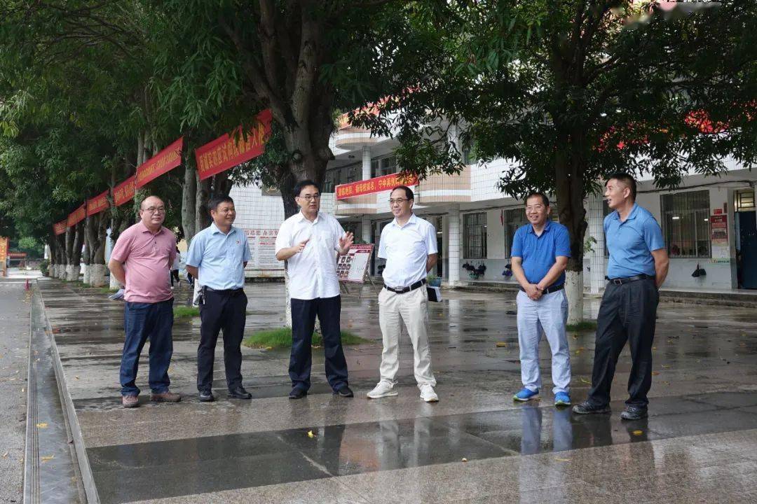 万崇兴(左三)在宁明县中学调研随后,万崇兴深入宁明中学进行工作调研