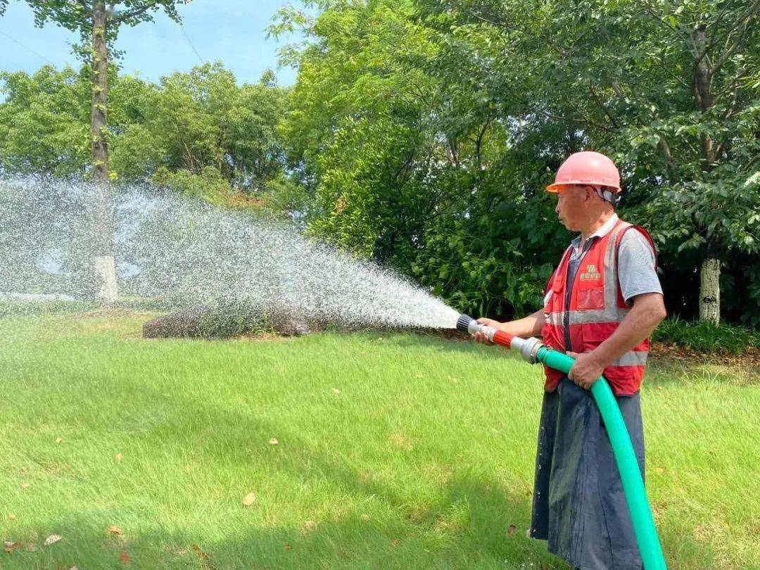 "小蜜蜂"战高温 ①| 这组高温照片,带你看看公路运输人的坚守
