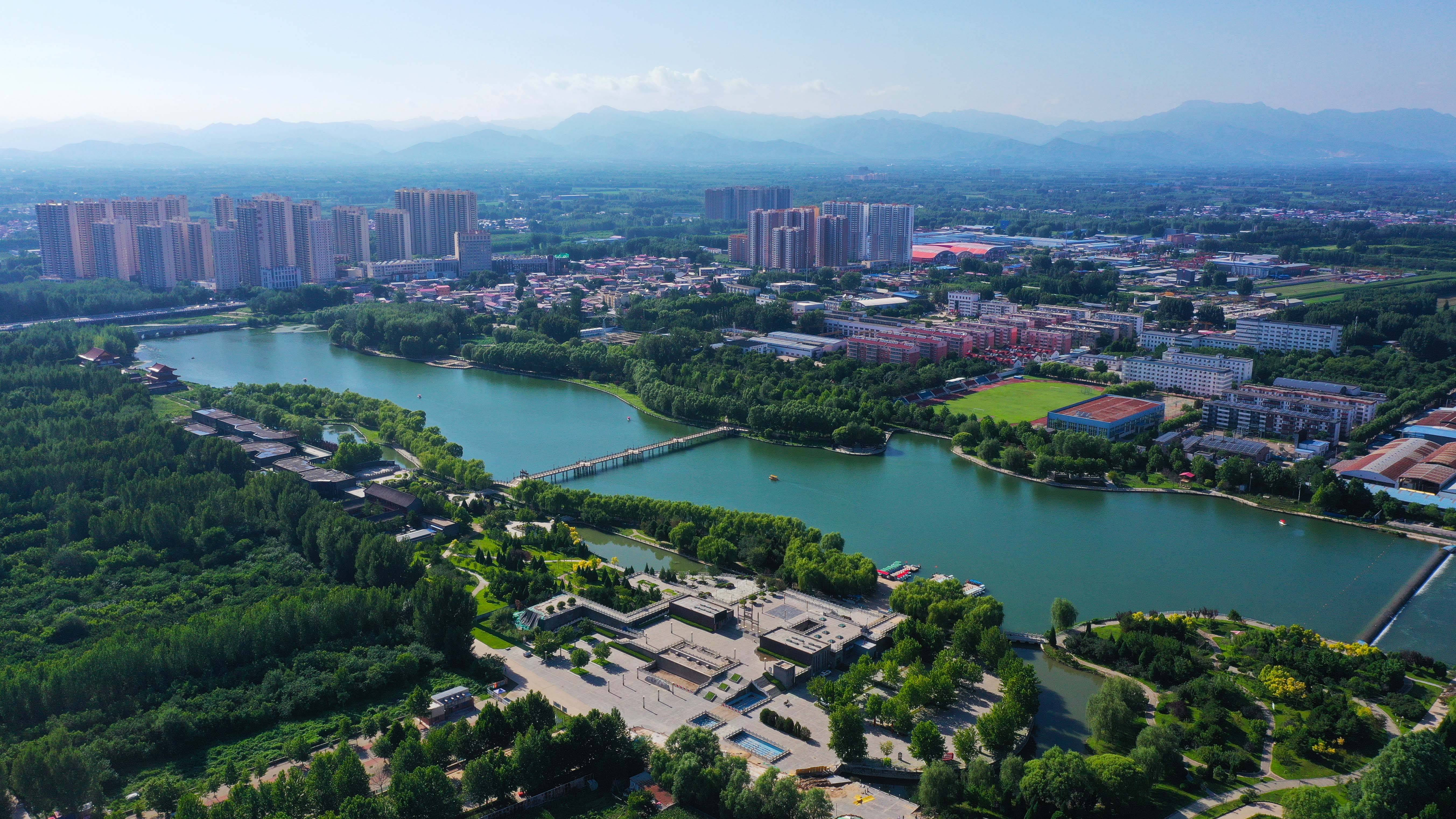 在涿州市,古老的永定河畔新建,續建的華陽公園,永濟公園,德信公園