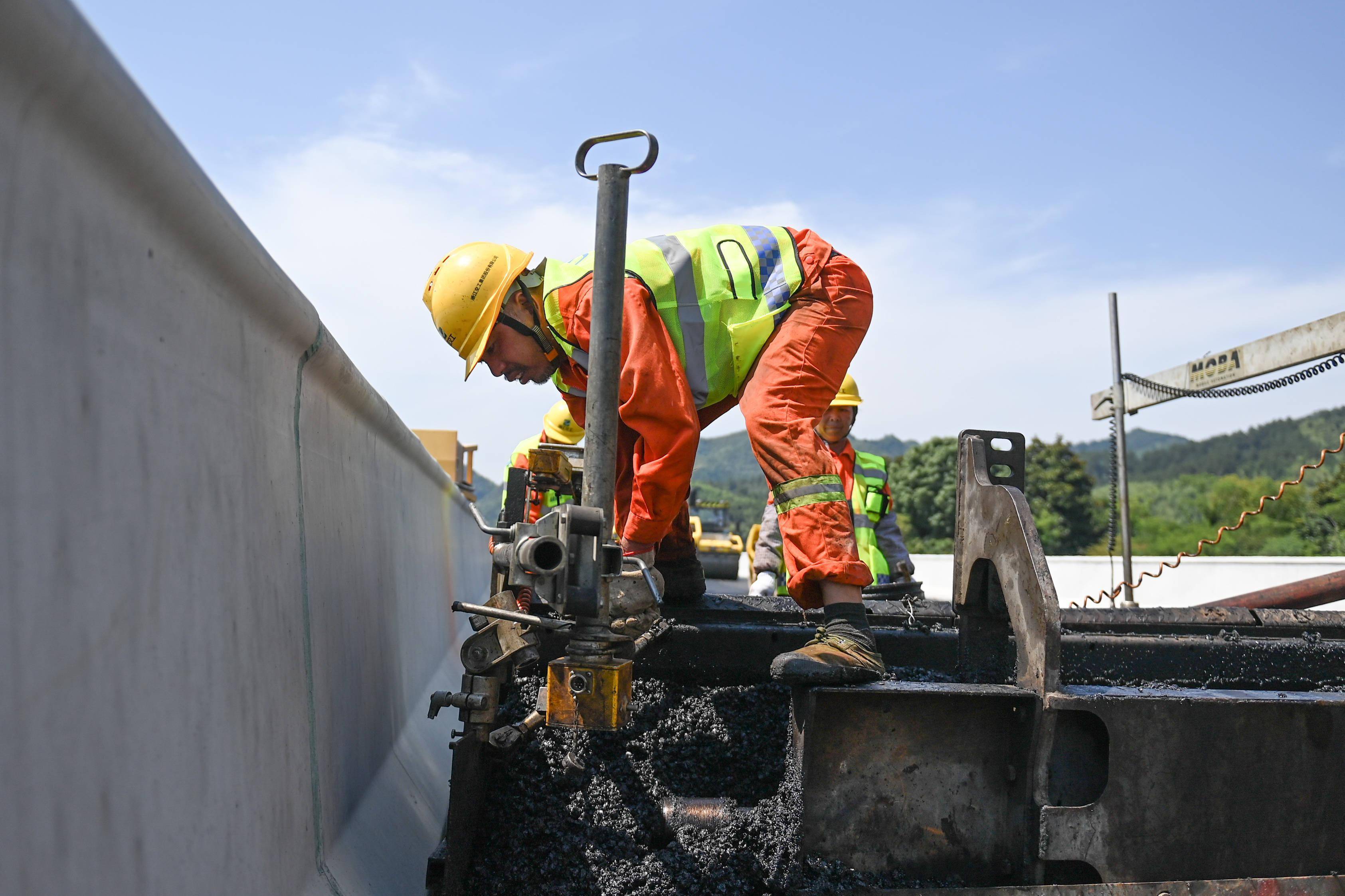 浙江高温施工不忘防暑