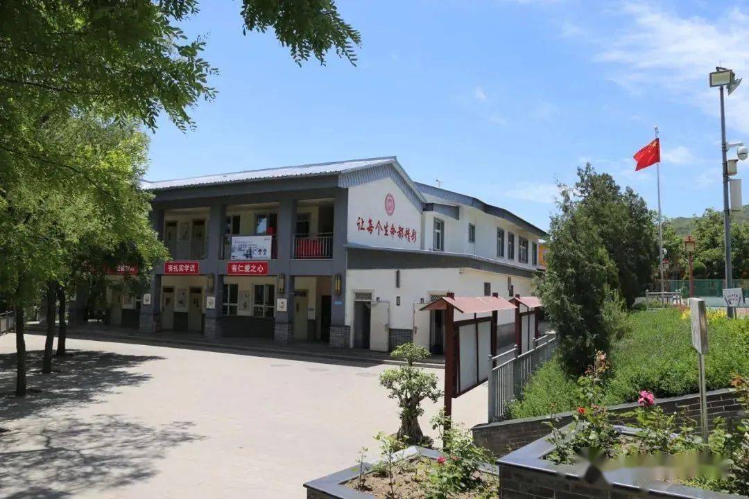 龙兴小学是太原市晋源区教育局正式批准成立的全日寄宿制民办学校.