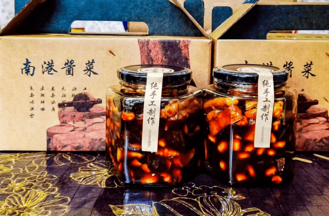 在入户走访中,杨超发现,这里的不少村民家中都腌得一手口味独特的酱菜