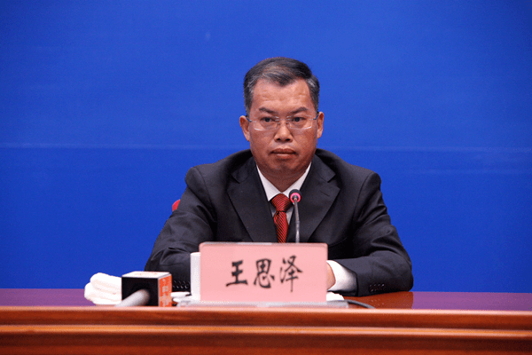 云南省乡村振兴局党组成员,副局长,新闻发言人王思泽在新闻发布会上做