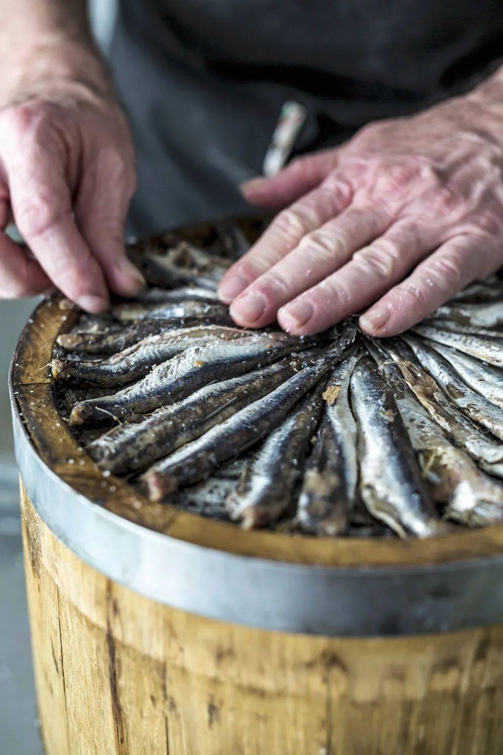 所谓压腌,与其他派系的最大差别,就在于腌制过程中多一道压制工序.