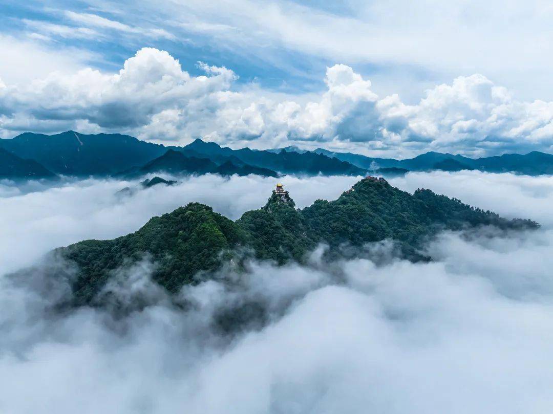 山水秦岭烟雨朦胧云雾飘渺雨雾笼罩下的秦岭万般风情