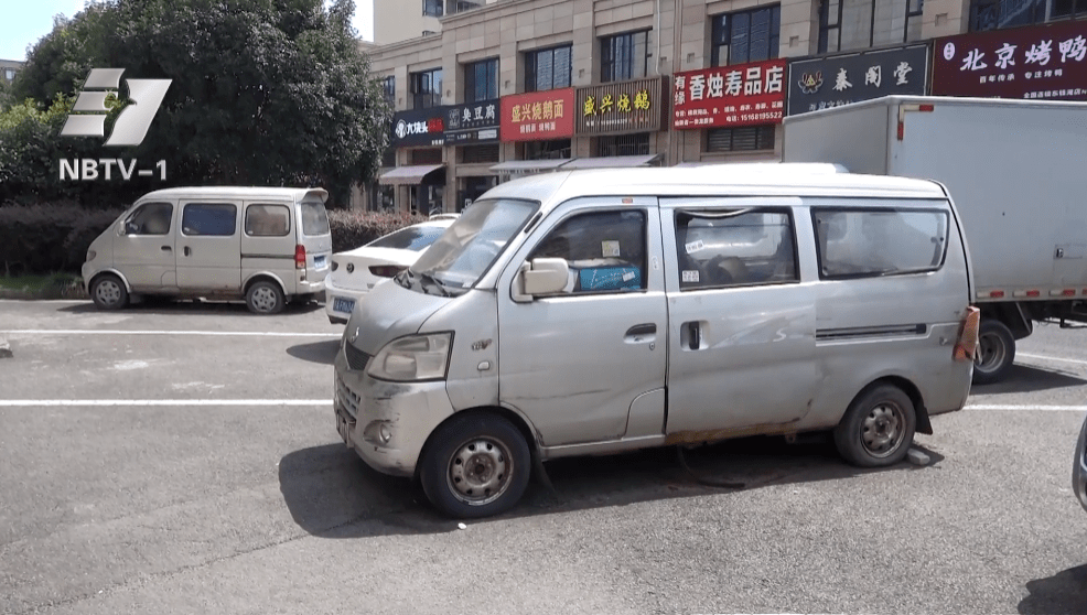 记者看到,在东钱湖菜市场东侧垃圾房外的停车位上,两辆破旧的面包车停
