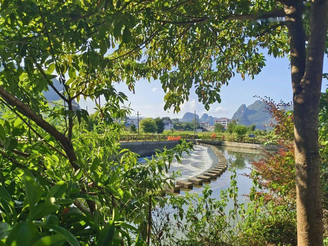 一进入村口,映入眼帘的是小桥流水,白墙青瓦,村史馆,文化中心广场