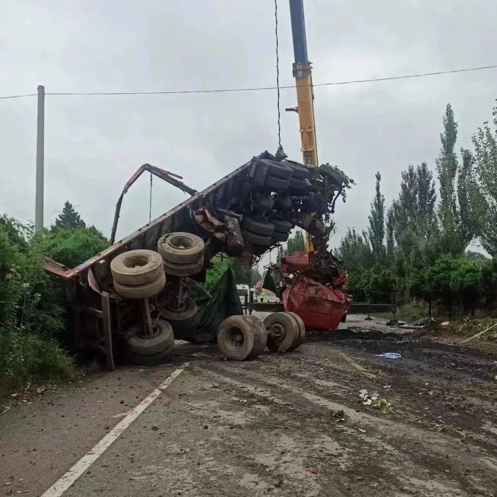 原平一高速路上发生的，紧 急救援！进行人员事故 9130