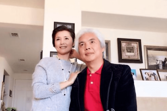 姜黎黎即便满脸皱纹穿礼裙端庄优雅跟白发老公同框像父女