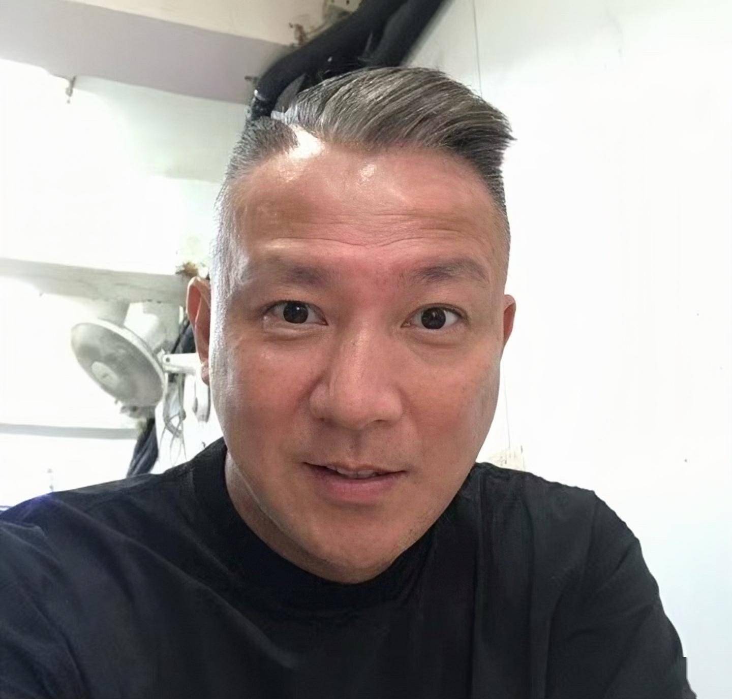 遭吐槽年龄太大,被曝和同性友人暧昧_刘永健_网友_视频