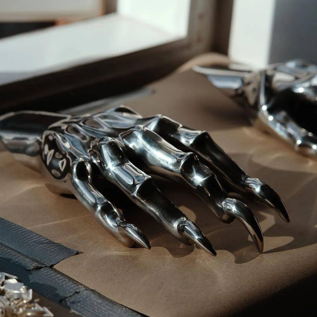 on也与han kj03benhavn一同释出了许多带有「恶魔之爪」元素的单品