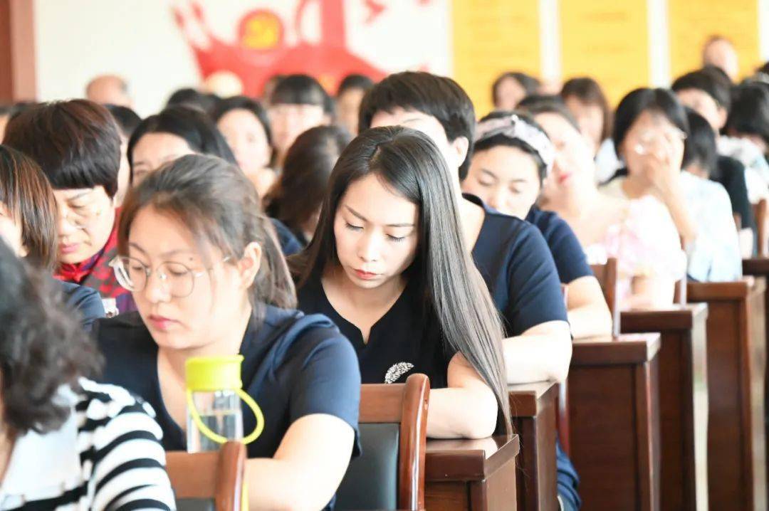 兴城市南一小学召开2021—2022学年度第二学期教师工作总结会暨暑假