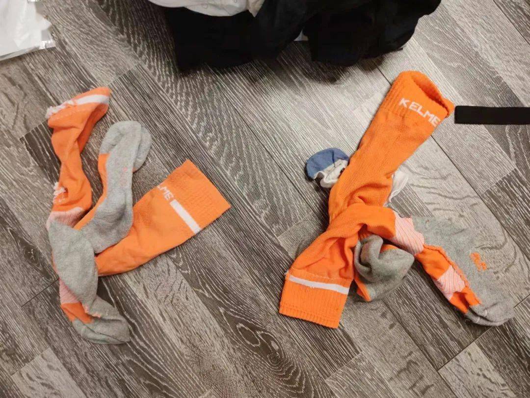 因为我翻出了荣哥的球袜,味道先按下不表,咱就是说那个袜子抹上去都硬