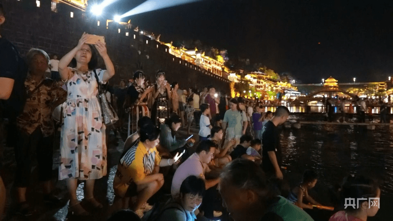 湖南：凤凰古城旅游持续火爆 夜游沱江带来全新体验
