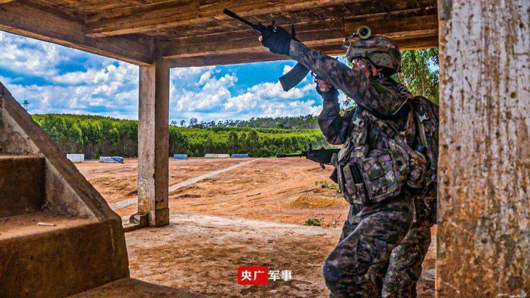 全裝星空迷彩看海軍陸戰隊女兵有多颯