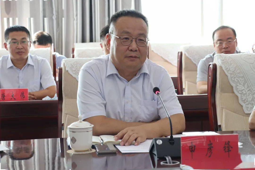 市委常委,副市长姜波,副市长孔繁飞,市政府秘书长张众志参加座谈.