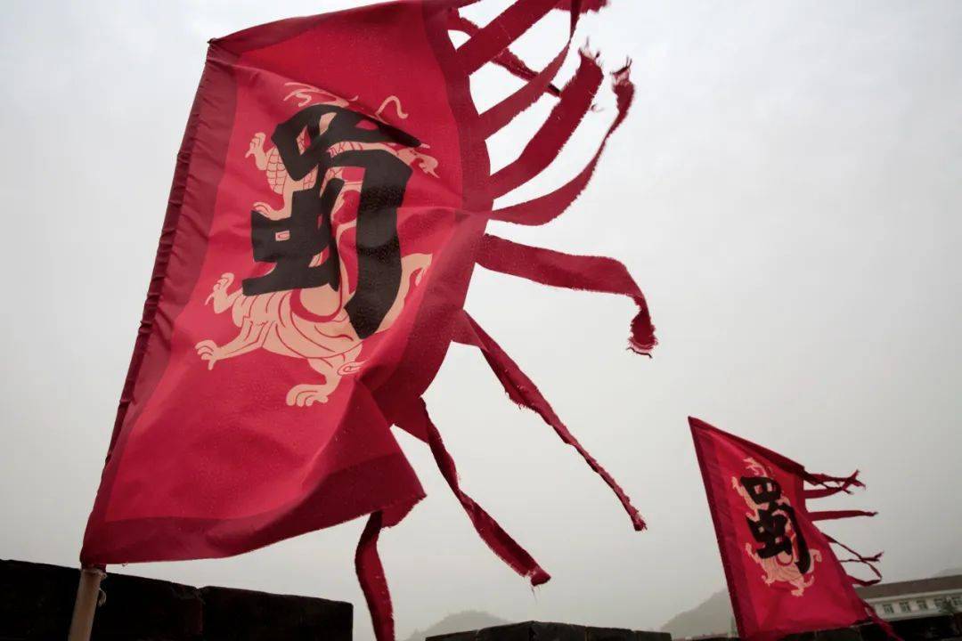 勉县诸葛古镇城墙上的旗帜陕西省汉中市勉县诸葛景区勉县武侯墓武侯墓