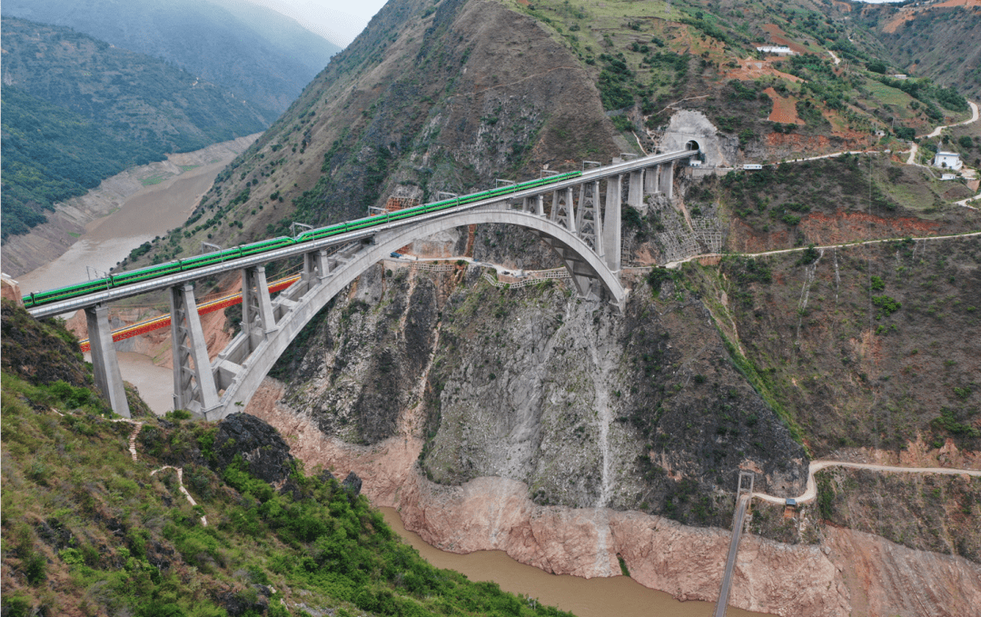 大保段7月22日开通运营,开行昆明至保山旅客列车3对,大理至保山旅客