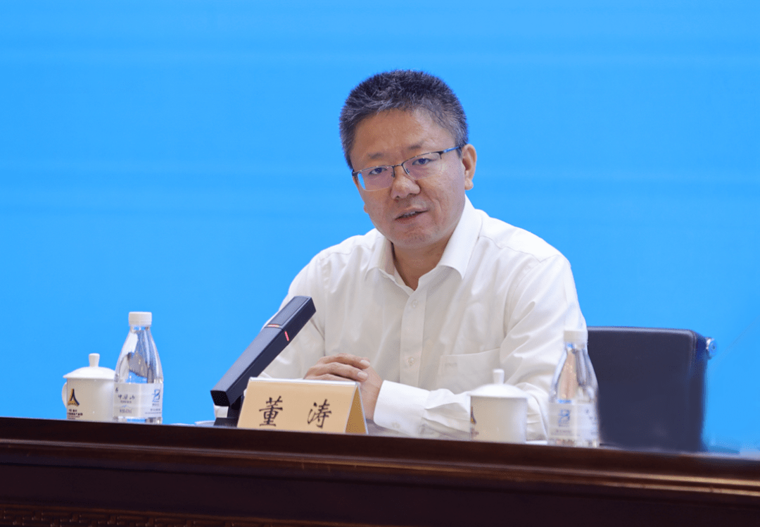 转变就业观念问题,市人才交流服务中心副主任董涛同志回答了记者提问