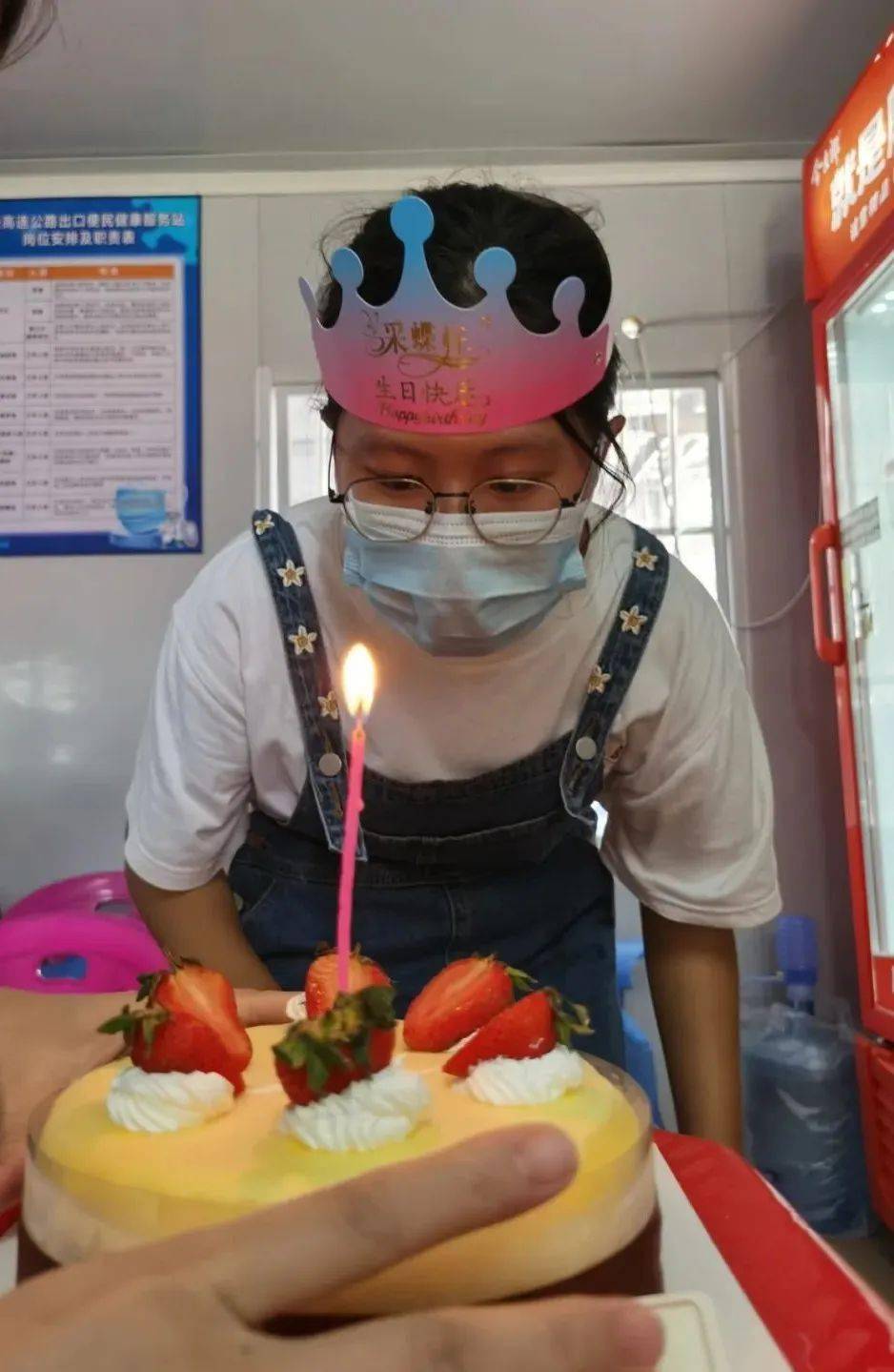 志愿者在便民健康服务站过18岁生日,她的生日愿望是…_付慧莹_防疫