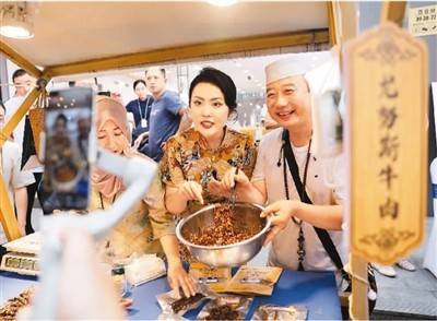 跟着美食博主去“探店”（网上中国）_进行_视频_消费
