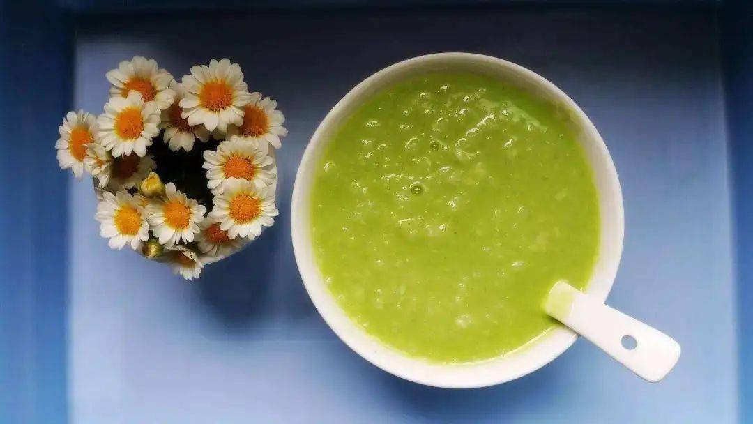 作家梁实秋在《雅舍谈吃》中写到的荷叶粥的做法是:粥煮好后取嫩荷叶