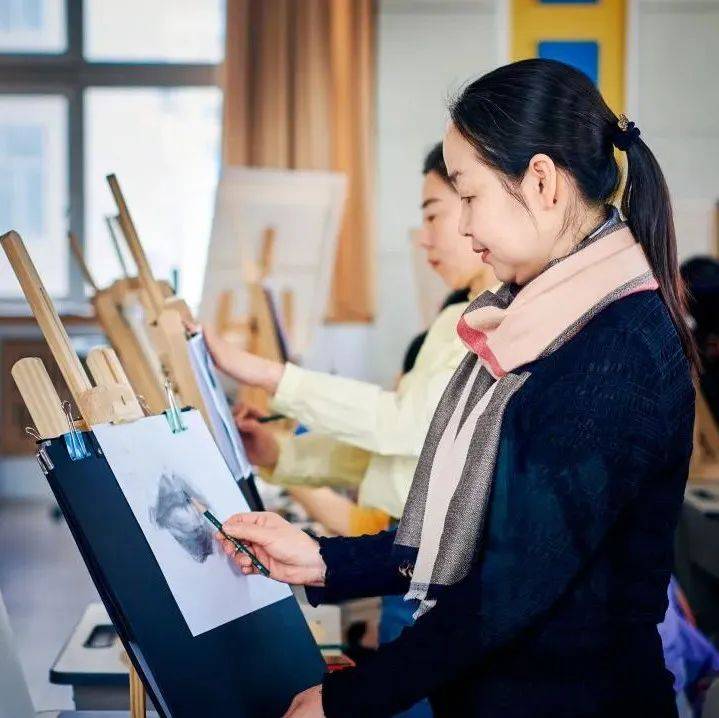 快来看~湖边有一群人在画画！_采油_活动_书画
