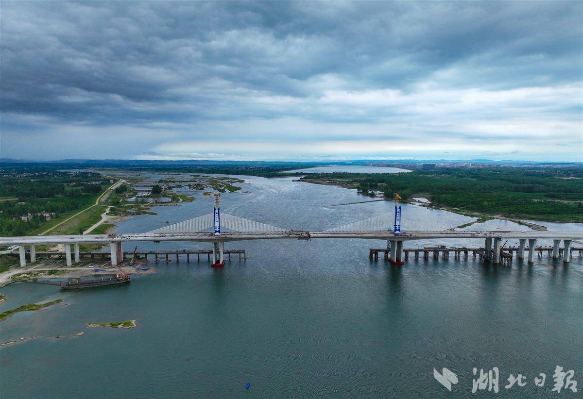 河谷汉江大桥收尾_老河口_田悦_谢勇