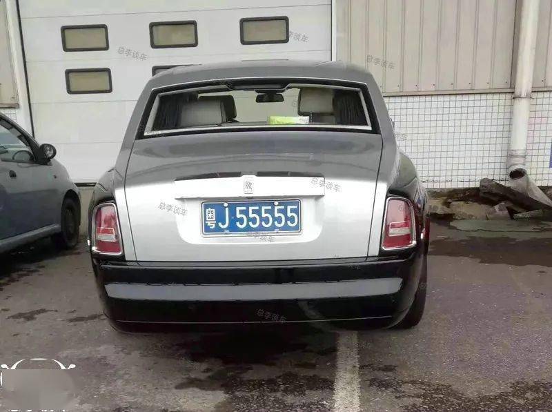 还牛,当年这辆选配双拼色劳斯莱斯价值800多万,在网上估值了一下车牌