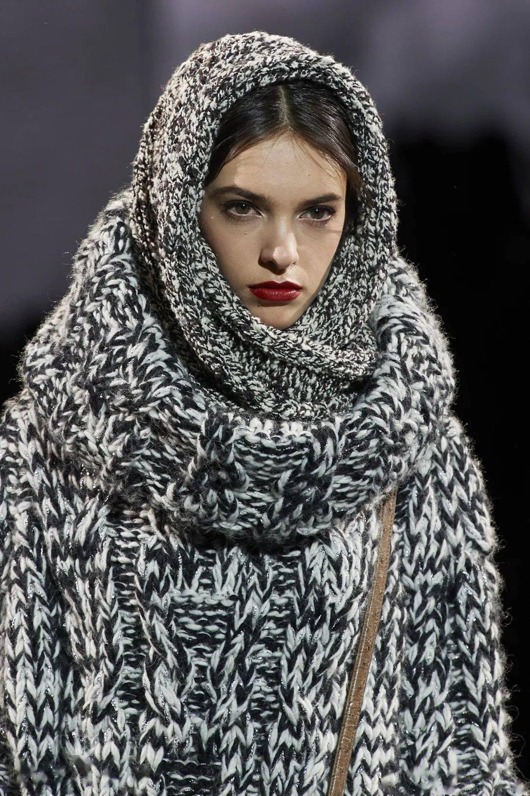 秋冬流行2223夸张字母粗线针织灵活多元的针织围巾