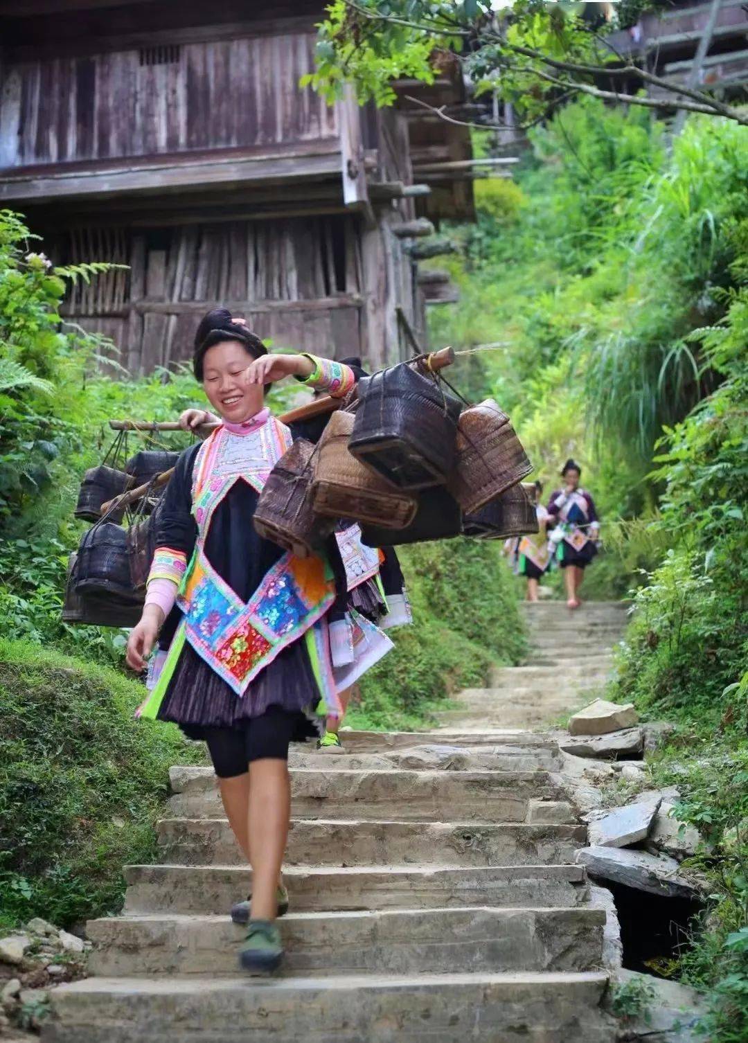 《岜沙苗寨》2017年7月我到贵州苗寨旅行了解了许多岜沙苗族文化