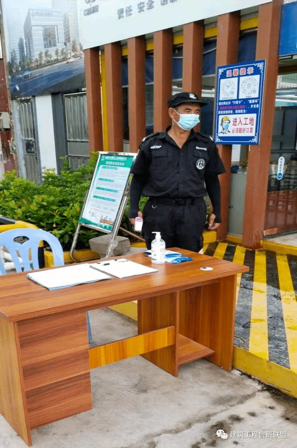 大门按照深圳市标准化图册设置大门,采用现代风格,大门同时佩戴门卫室