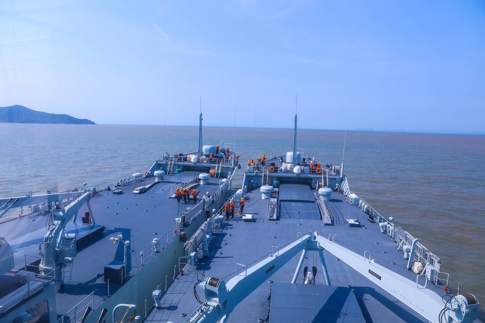 东部战区海军某登陆舰大队开展实战化训练