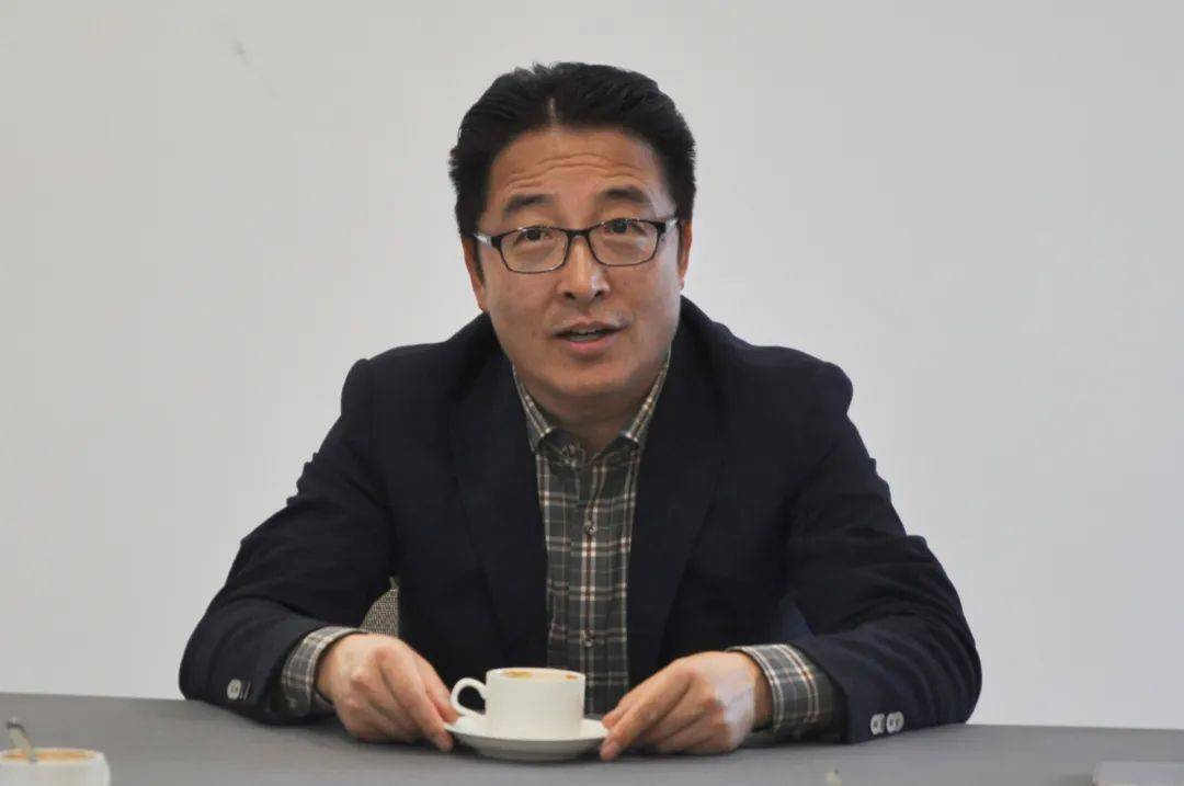 与大兴一中校长王宁共坐咖啡厅