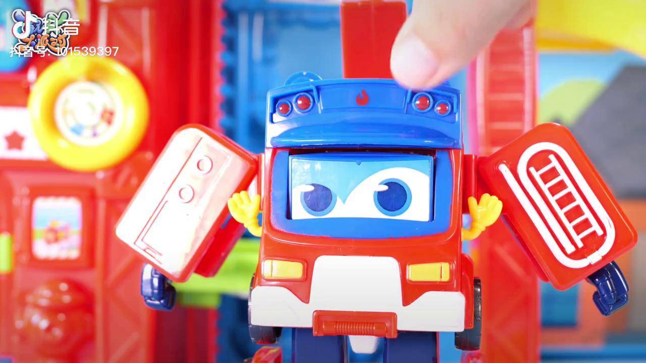 儿童玩具故事百变校巴变身消防车出发救火变形玩具百变校巴