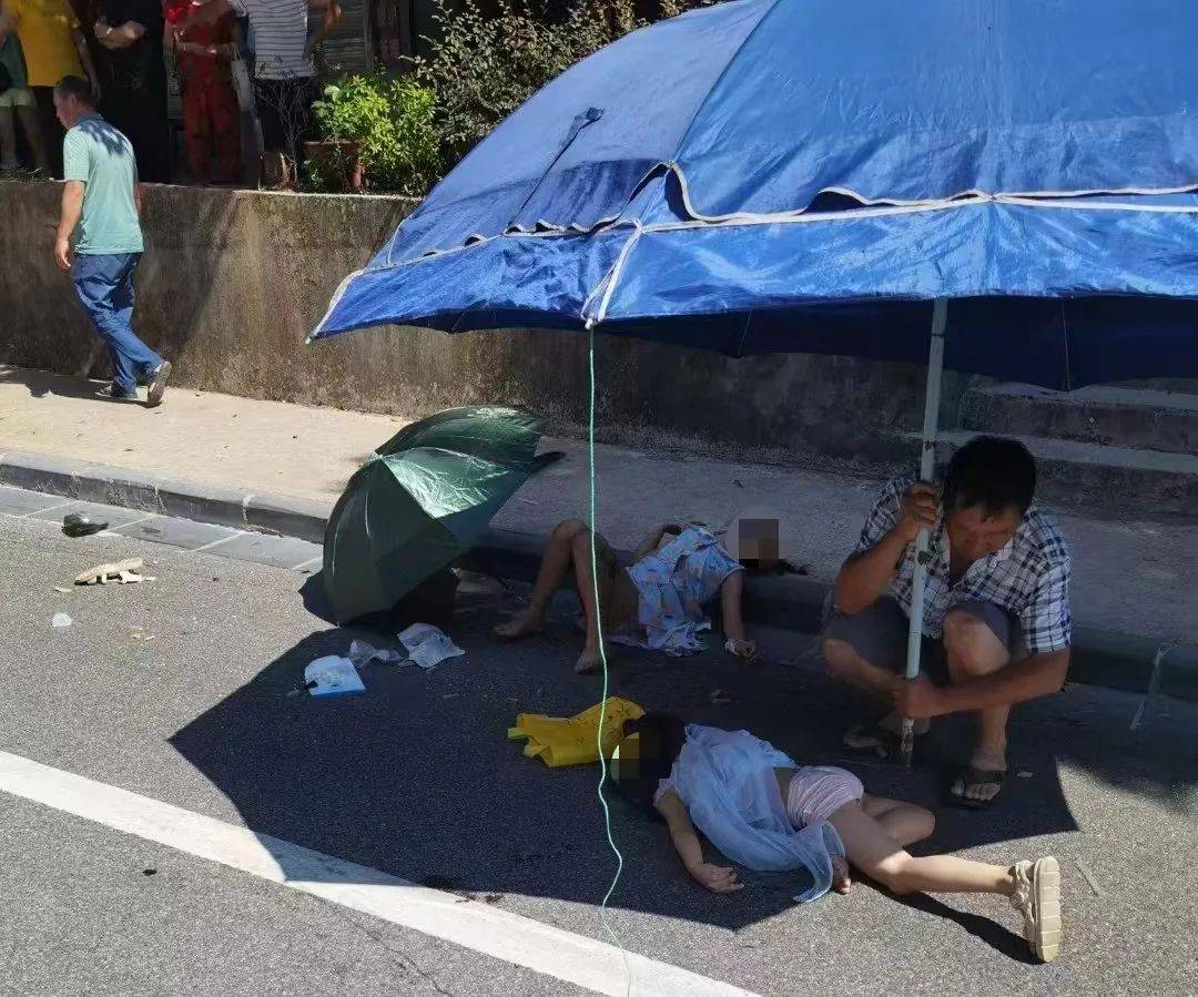 女子及三孩童遭遇车祸!城管和市民热心救助