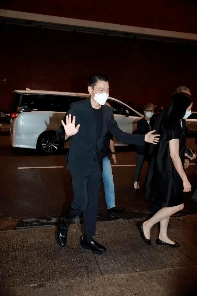 刘德华献唱颁奖典礼穿牛仔裤配厚袜子好时髦60岁还这么年轻